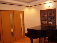 グランドピアノ用のプレイルーム。
お部屋の雰囲気に合わせて照明を選択