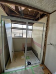 浴室を解体後ユニットバスの床、壁を組立中