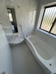 浴室は1坪用のユニットバスにリフォーム！
浴槽は人造大理石なので奥様のお掃除も楽々です。
縦長のミラーで室内も広く感じます。