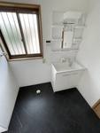 大理石調の黒い床にしただけで高級感のある洗面脱衣所になりました。洗濯機パンはあえて設置せず掃除がしやすく使いやすい状態にしています。