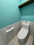 ゲスト用のトイレは可愛く仕上がりました☆
ティファニーブルーの壁紙で気分が上がります！