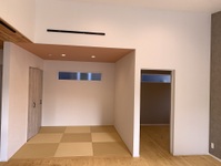 リビング横の和室は畳の色と天井の色合いを合わせて明るく落ち着きのある空間に！