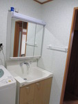 シャワーホース、三面鏡等、
機能満載の独立洗面化粧台