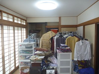 施工前
和室いっぱいに置かれた衣類