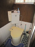 施工前　古い和式トイレの上に洋式便器が置かれていました