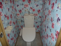 トイレは鮮やかな花柄に