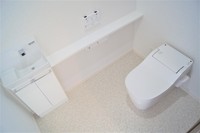 トイレは白で統一して、清潔感がありスッキリとしています
